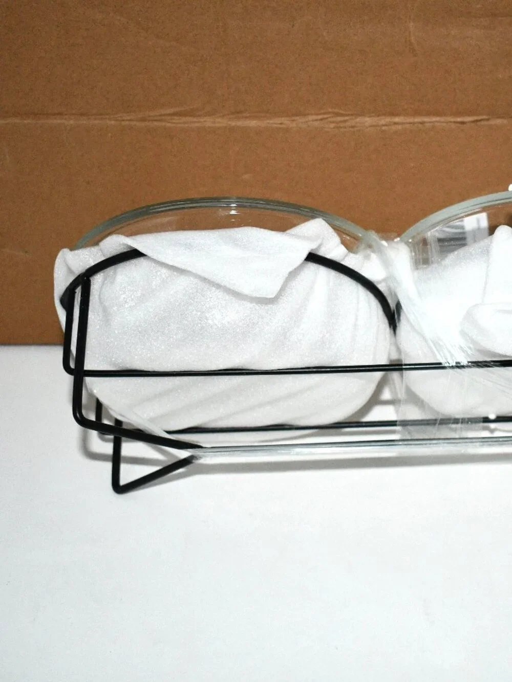 GDCZ Elevated Cat Bowl Stand, White Metal w/ 2 Ceramic 15oz Bowls, NWT Condition
